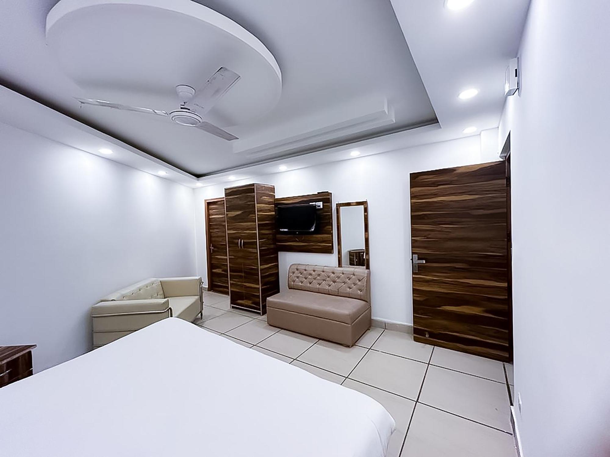 Hotel Js Garden - Near Jaypee Hospital نويدا المظهر الخارجي الصورة